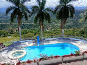 Aquí la naturaleza se convierte en terapia diaria, ofreciendo calma y vitalidad a nuestros residentes. Nuestro equipo interdisciplinario combina atención profesional con un trato humano y cercano, garantizando seguridad, salud y acompañamiento emocional