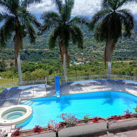 Aquí la naturaleza se convierte en terapia diaria, ofreciendo calma y vitalidad a nuestros residentes. Nuestro equipo interdisciplinario combina atención profesional con un trato humano y cercano, garantizando seguridad, salud y acompañamiento emocional